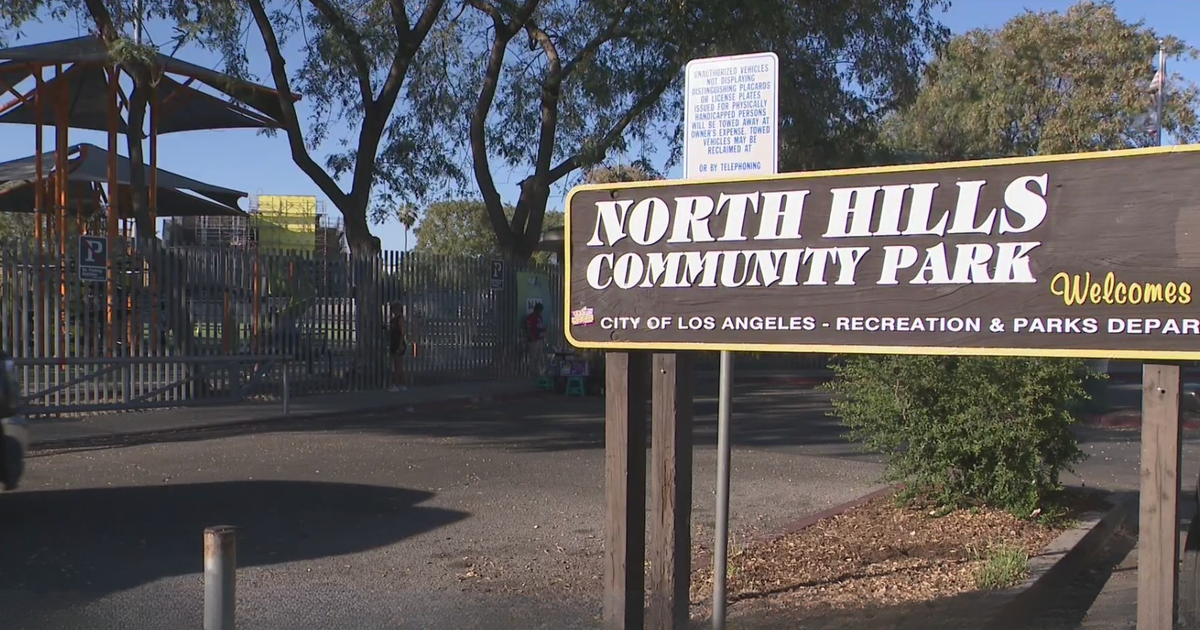 Los Angeles police searching for man who allegedly kidnapped teenage girls in North Hills