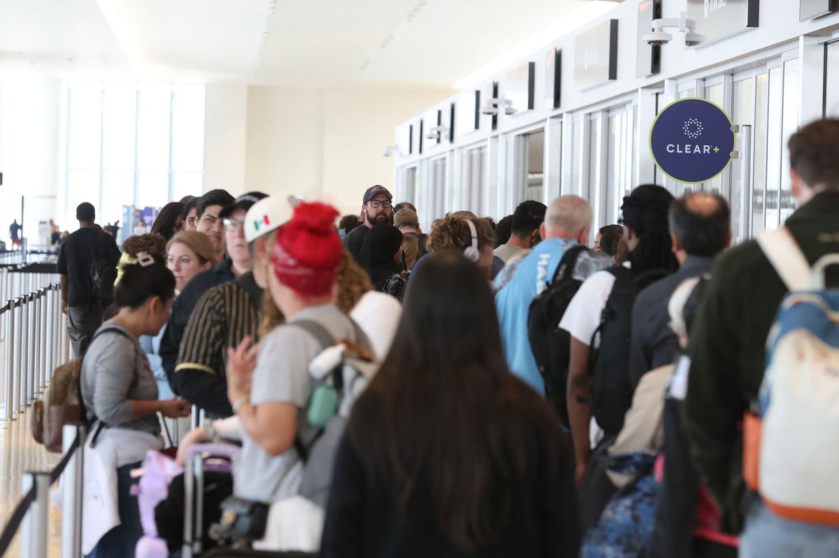Video shows long TSA lines at San Diego International Airport