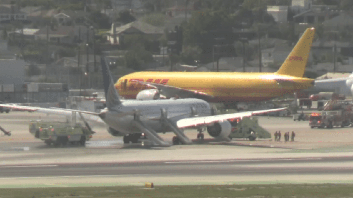 United plane returns to LAX after report of engine problems – NBC Los Angeles