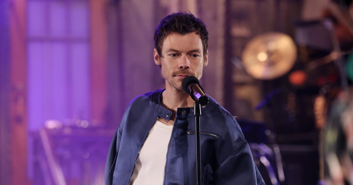 Harry Styles returned to charm at 'SNL,' and he's not 'queerbaiting'