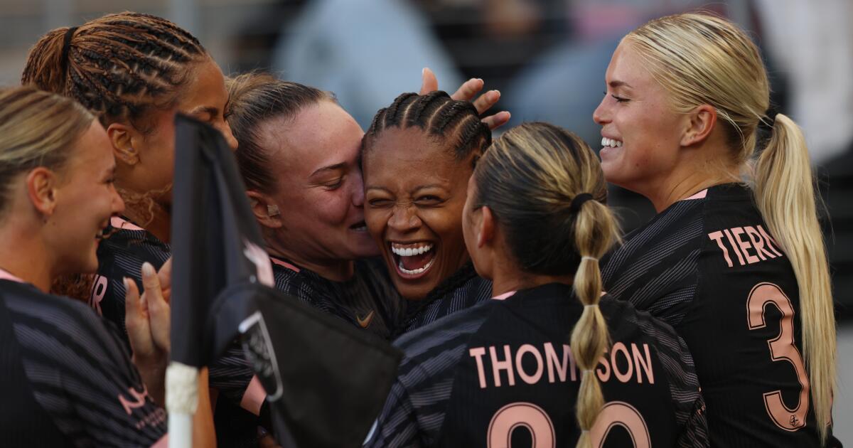 Angel City opens its fifth season with dominant win over Chicago