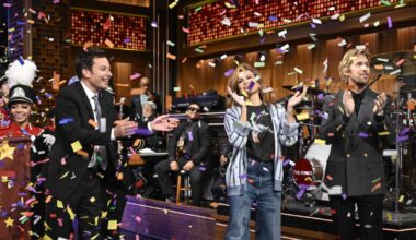 Ryan Gosling tricks Eva Mendes into a public display of affection