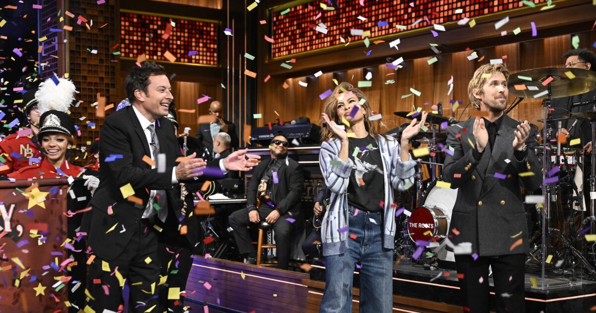 Ryan Gosling tricks Eva Mendes into a public display of affection