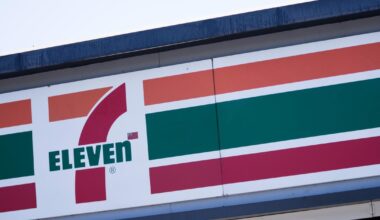Los Angeles police fatally shoot robbery suspect at 7-Eleven