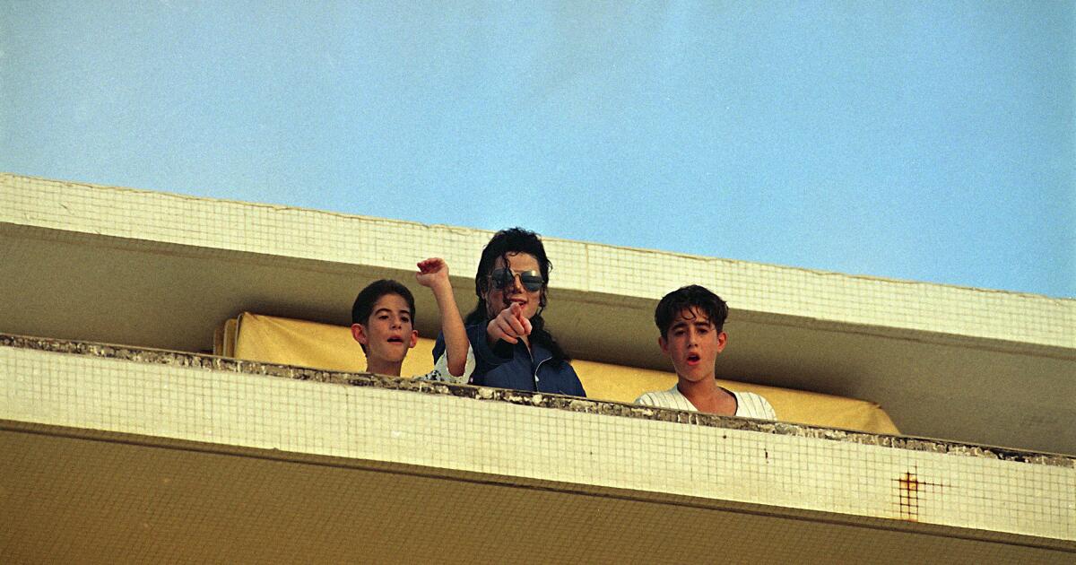 Michael Jackson abused boy at homes of Elton John, Elizabeth Taylor, lawsuit says