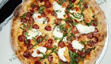 Meet Anna Pizza, the red-sauce joint drawing lines in Valley Village