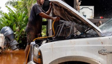 Historic Hawaii floods leave 2,000 people without power