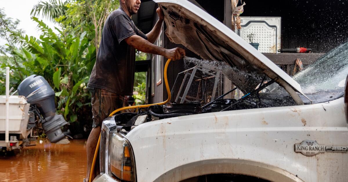 Historic Hawaii floods leave 2,000 people without power
