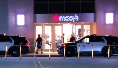 Thieves use sledgehammers in smash-and-grab at Sherman Oaks mall