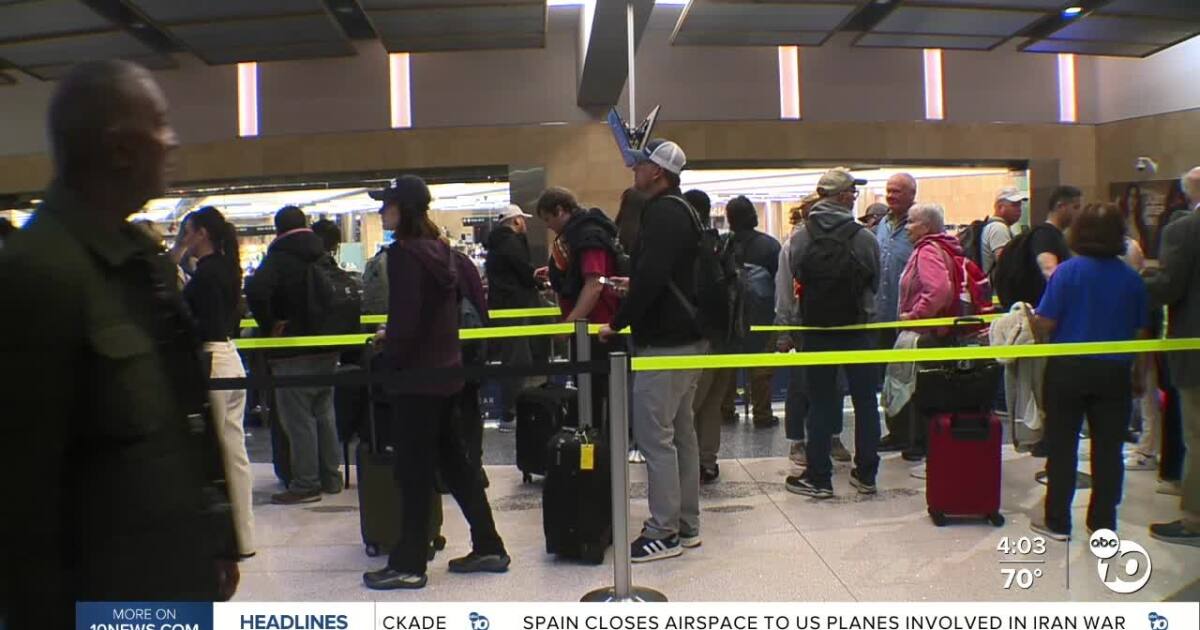Lines ebb & flow at San Diego International as TSA employees expect paychecks