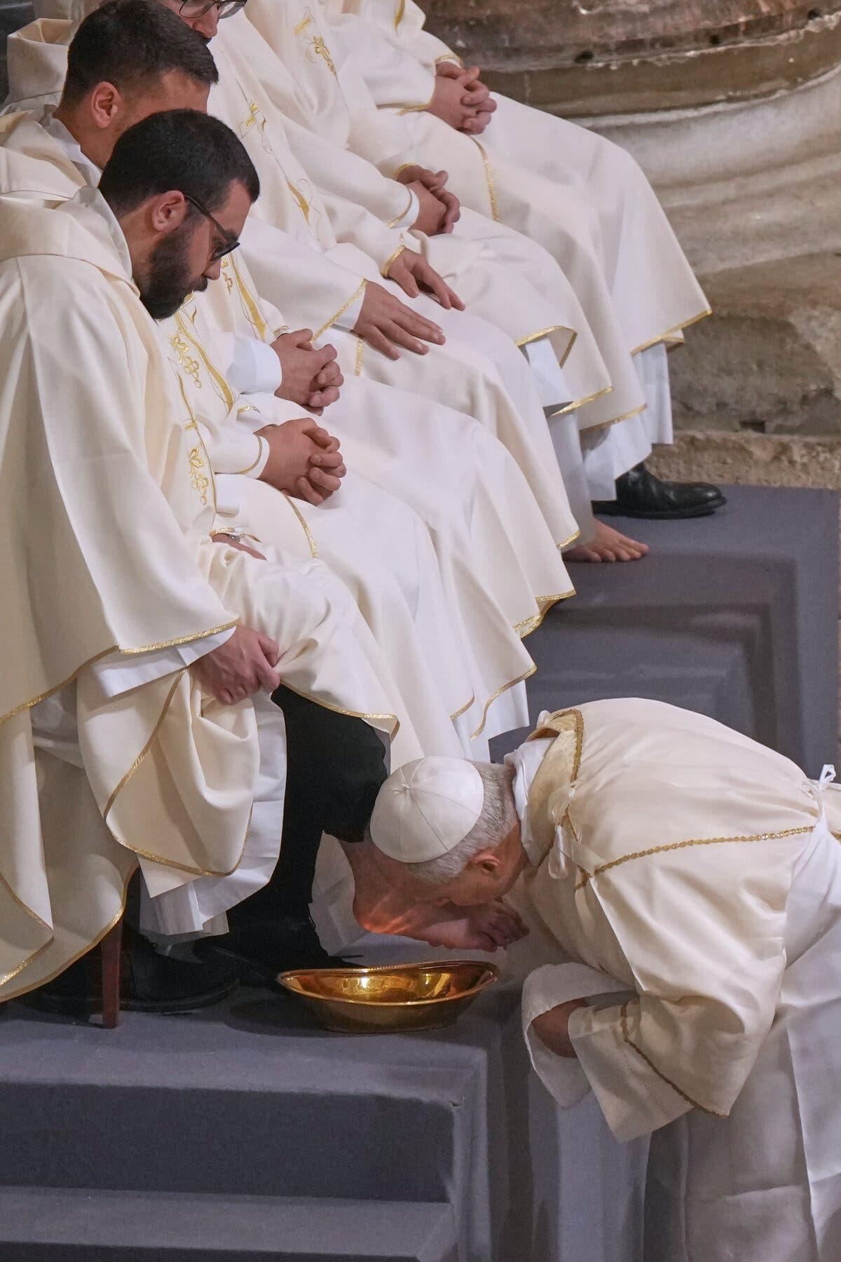 Pope Leo Washes Feet of 12 Roman Priests on Holy Thursday