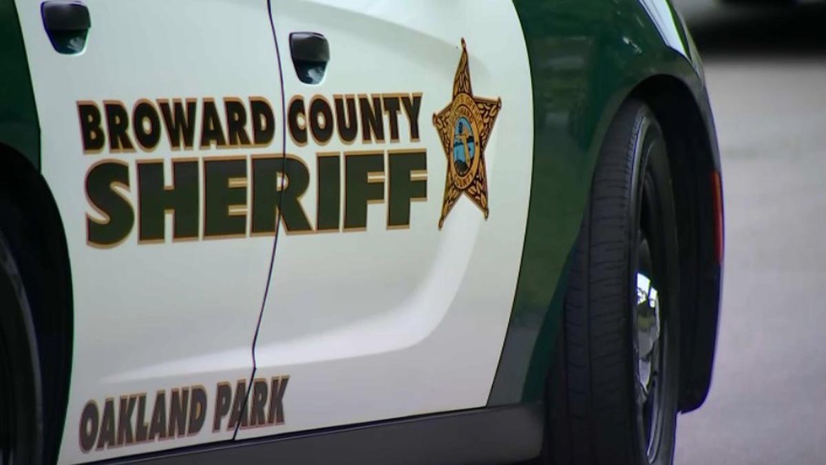 Woman accused of impersonating cop to Oakland Park neighbors, BSO says – NBC 6 South Florida