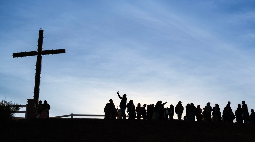 Earlier risers in Anaheim Hills celebrate Easter with a view – Orange County Register