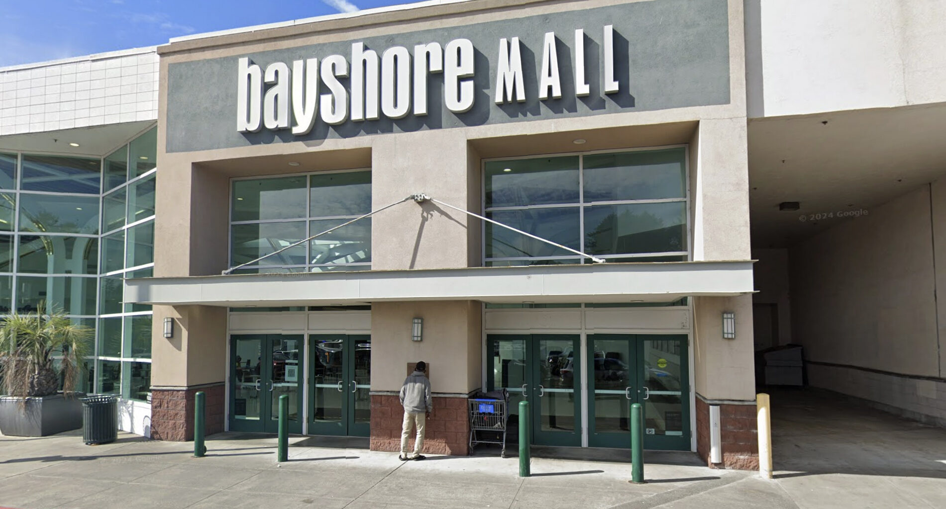 Once thriving California mall hits the market