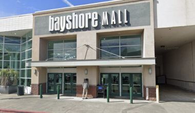 Once thriving California mall hits the market
