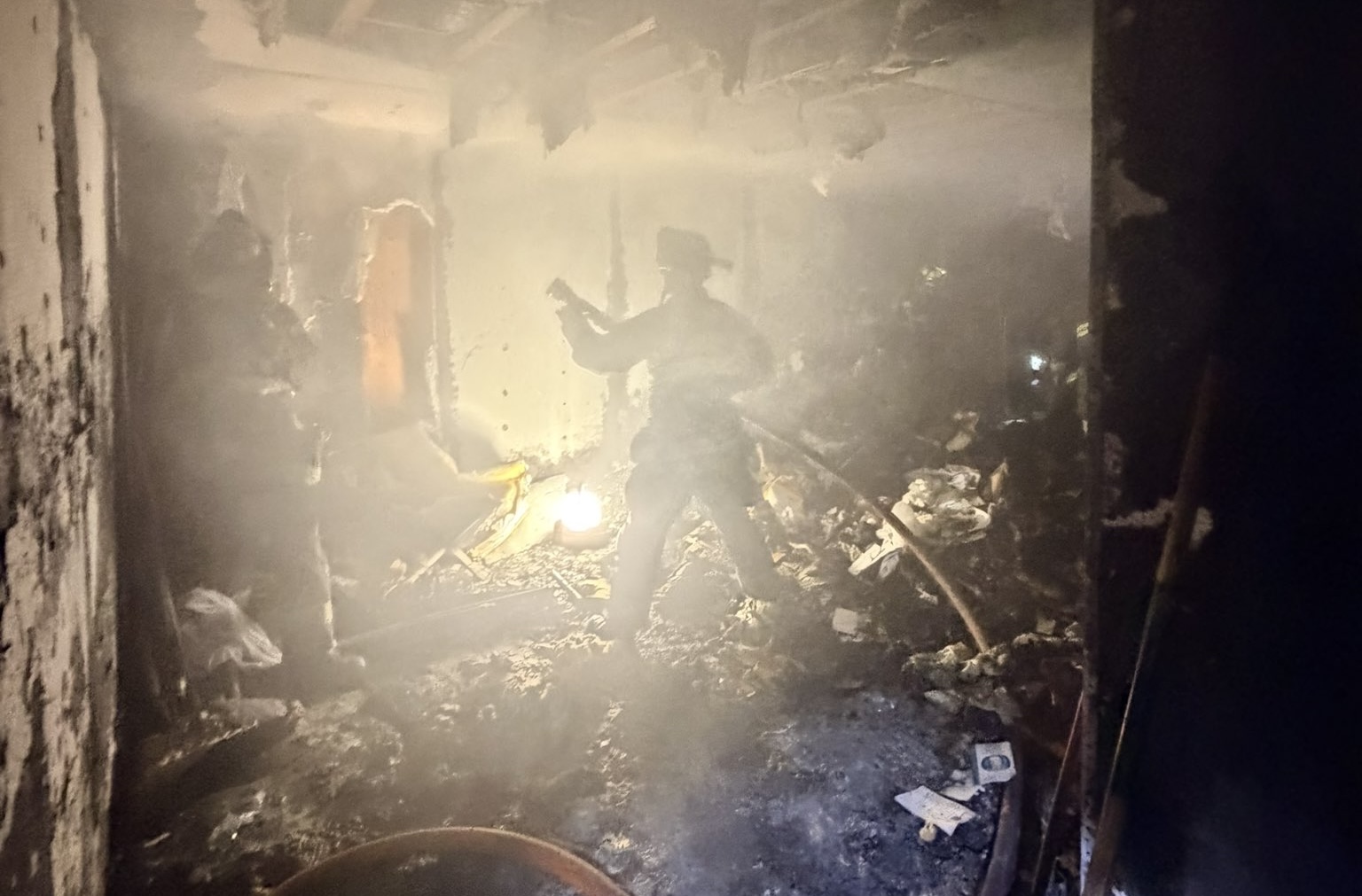 Oakland apartment fire displaces residents, kills cat