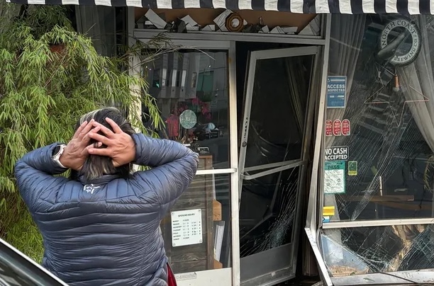 Driver allegedly crashes into Oakland restaurant three times