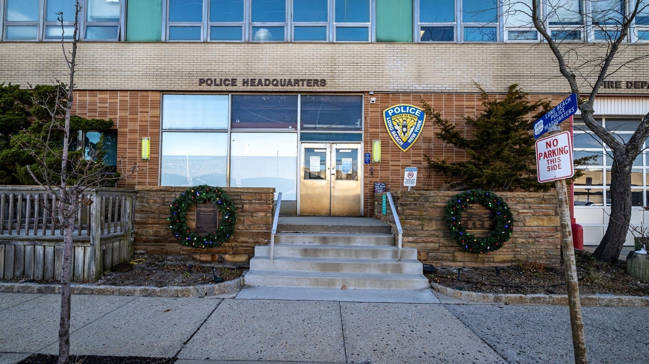 Social worker charged with trying to abduct baby from stroller in Long Beach, scuffling with great-grandfather