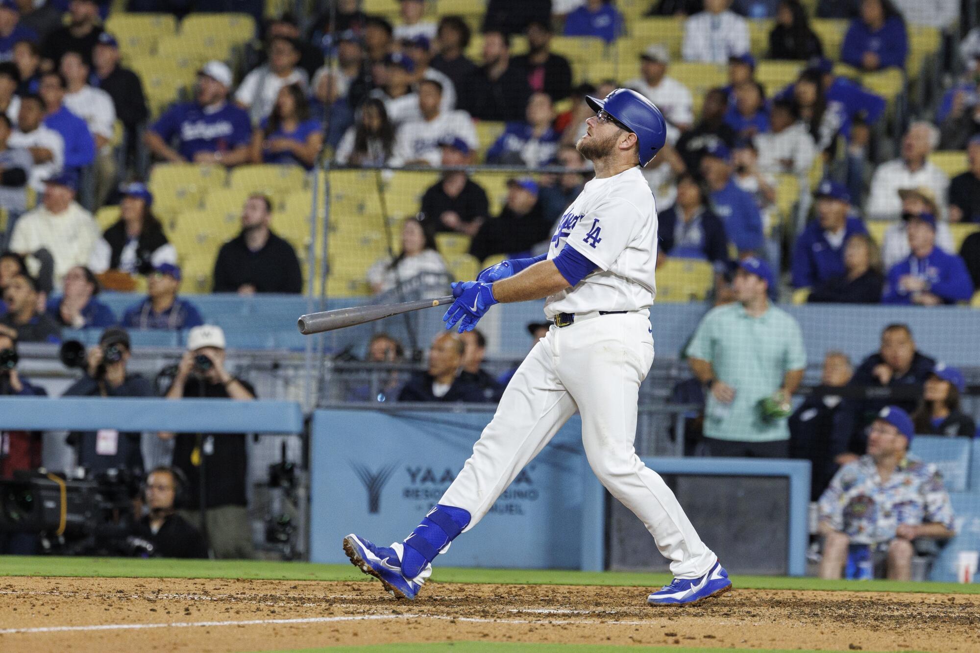 Max Muncy hits a walk-off home run to lift the Dodgers to an 8-7 win over the Texas Rangers at Dodger Stadium.