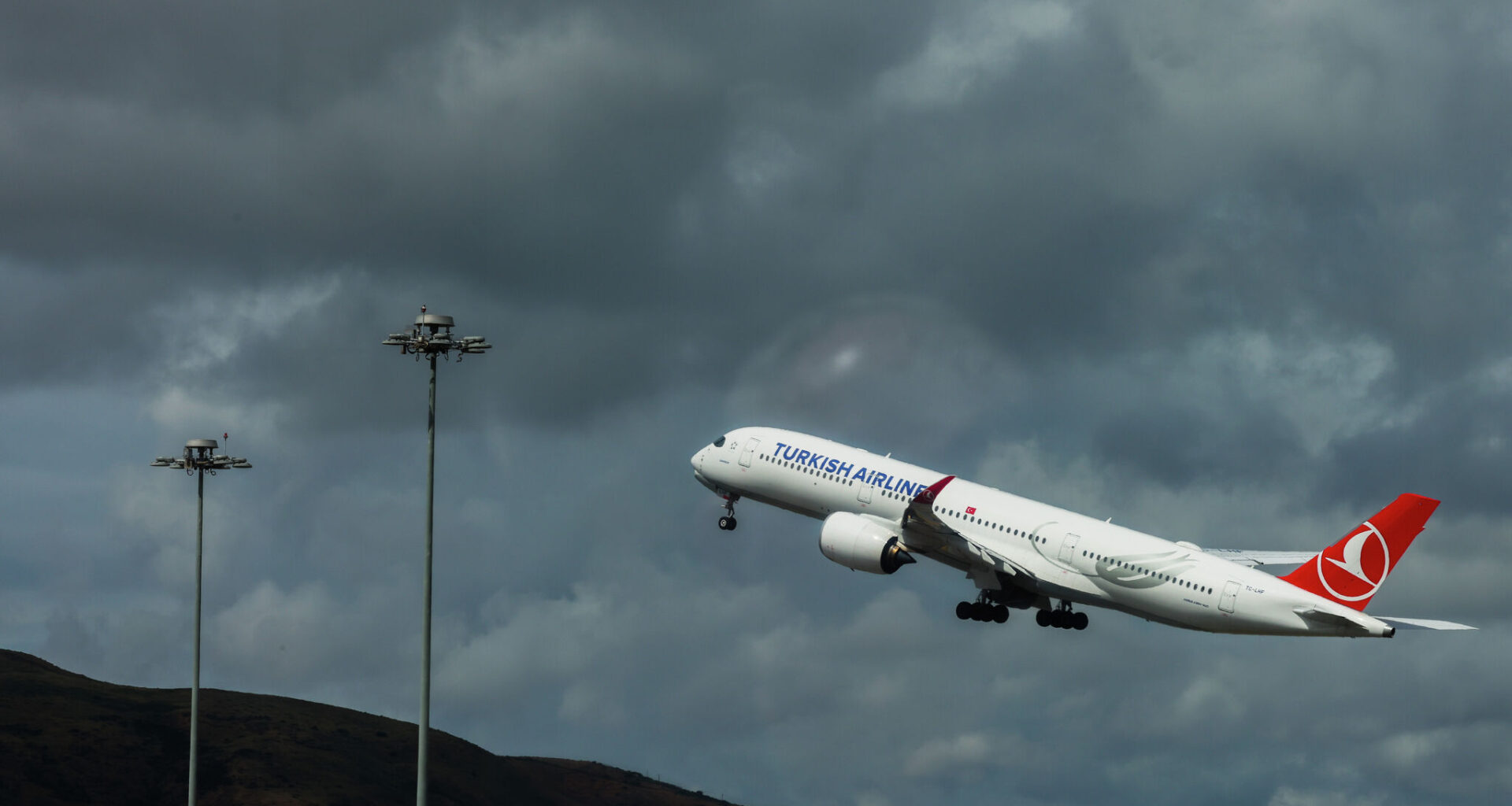 SFO halts flights amid thunderstorms, delays stretch across airport
