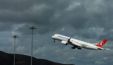 SFO halts flights amid thunderstorms, delays stretch across airport