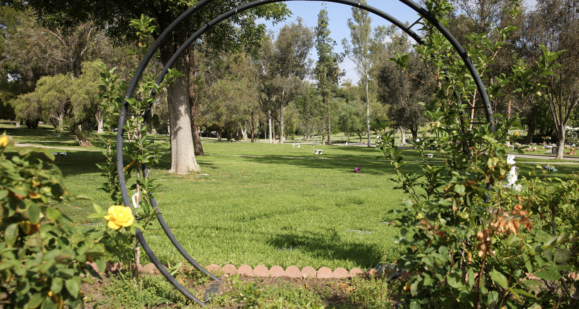 In a wealthy LA suburb, a hidden pet cemetery to the Hollywood stars