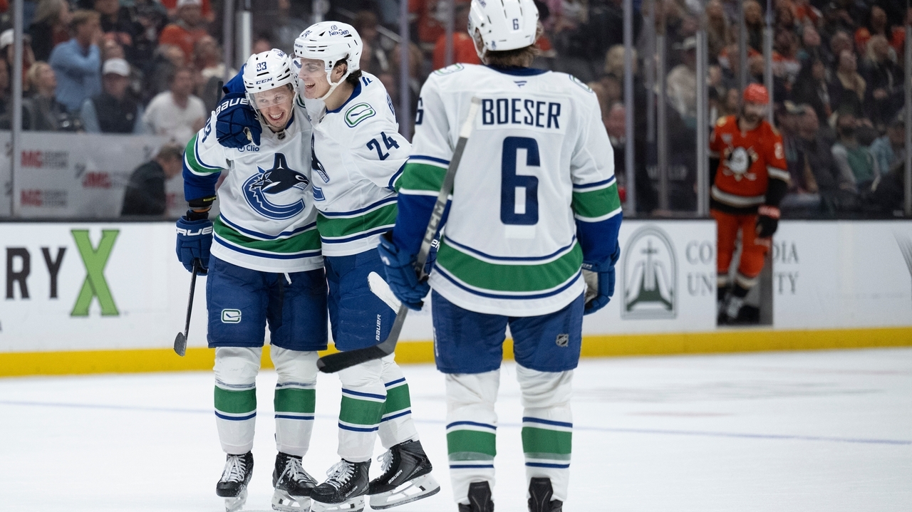 Rossi scores with 9.5 seconds left in regulation, Canucks beat Ducks 4-3
