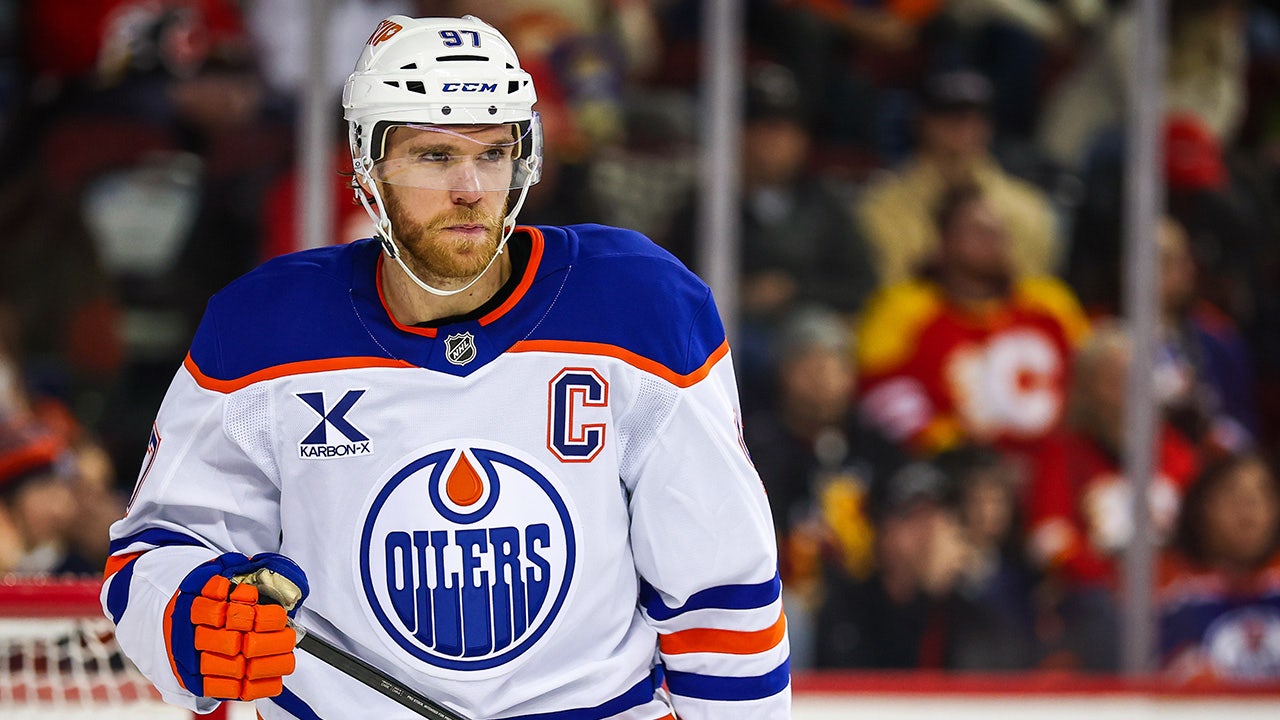 Oilers fan throws rotisserie chicken on ice in loss to Anaheim