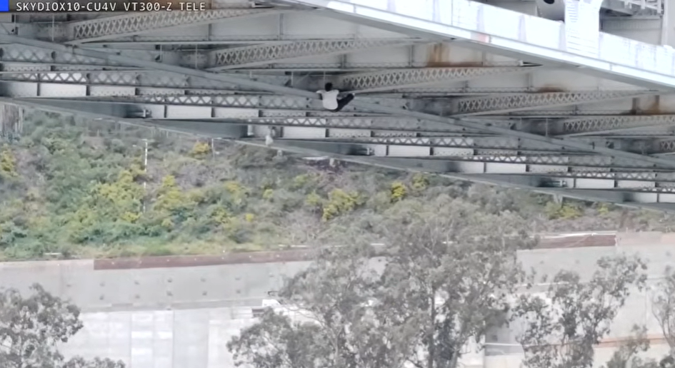 Suspected car thief climbs under Bay Bridge after SF car chase