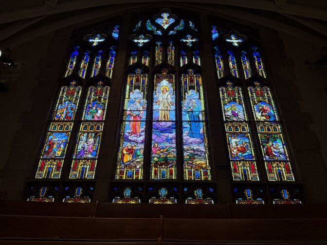 Stained glass windows depict the life of Christ. 