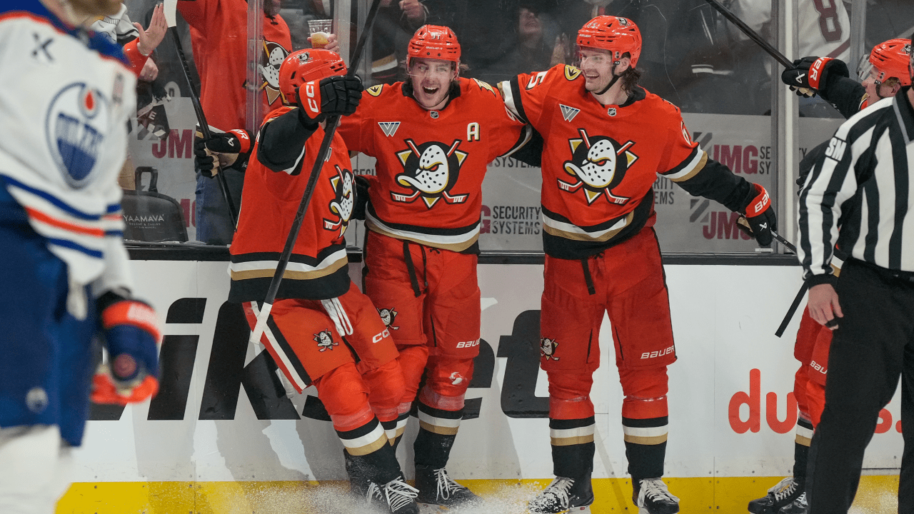 Ducks score 4 in 3rd period, pull away from Oilers in Game 3 of Western 1st Round