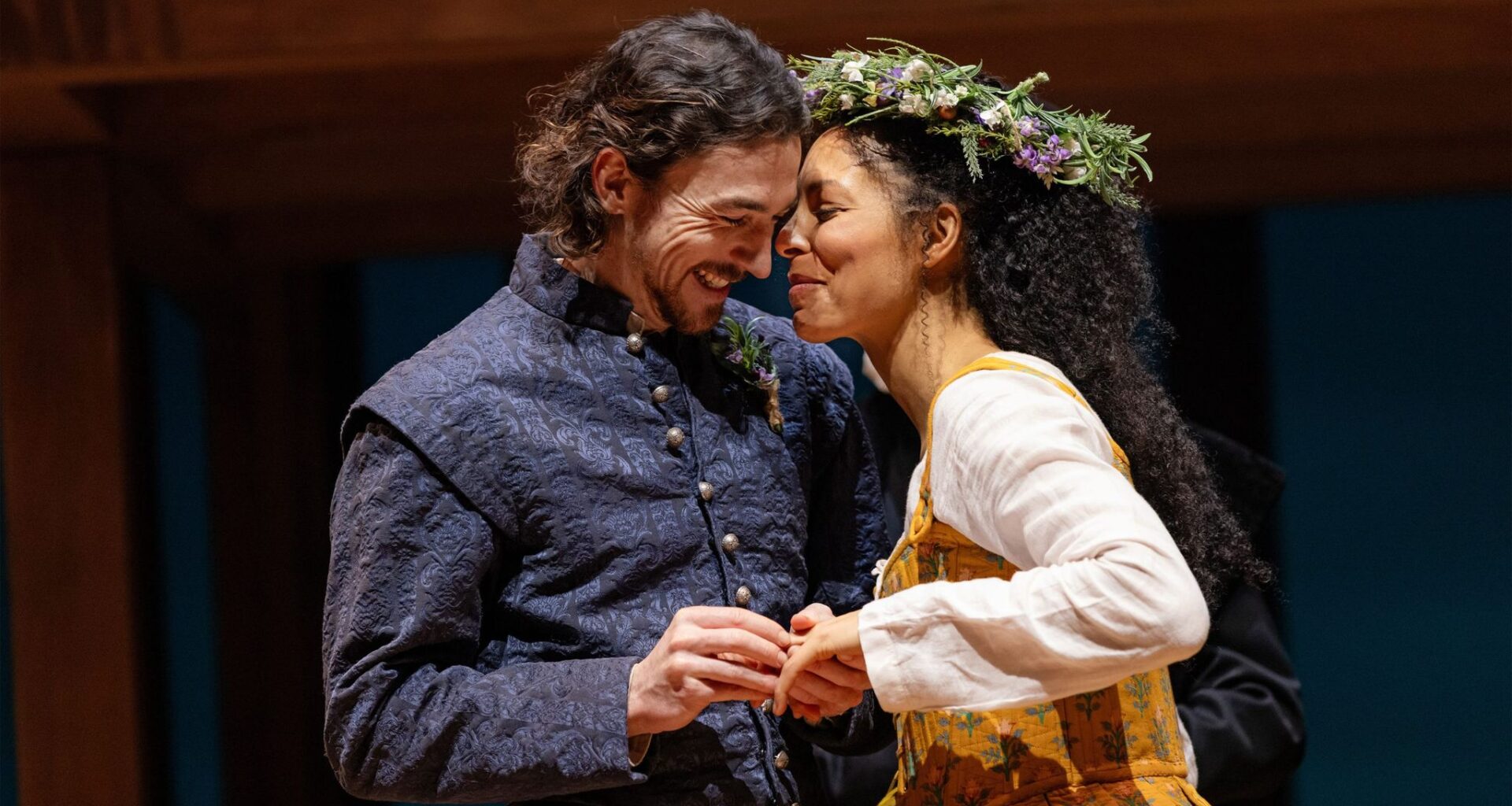 Royal Shakespeares Hamnet Simply Dazzles In Act Presentation