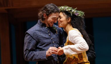 Royal Shakespeares Hamnet Simply Dazzles In Act Presentation