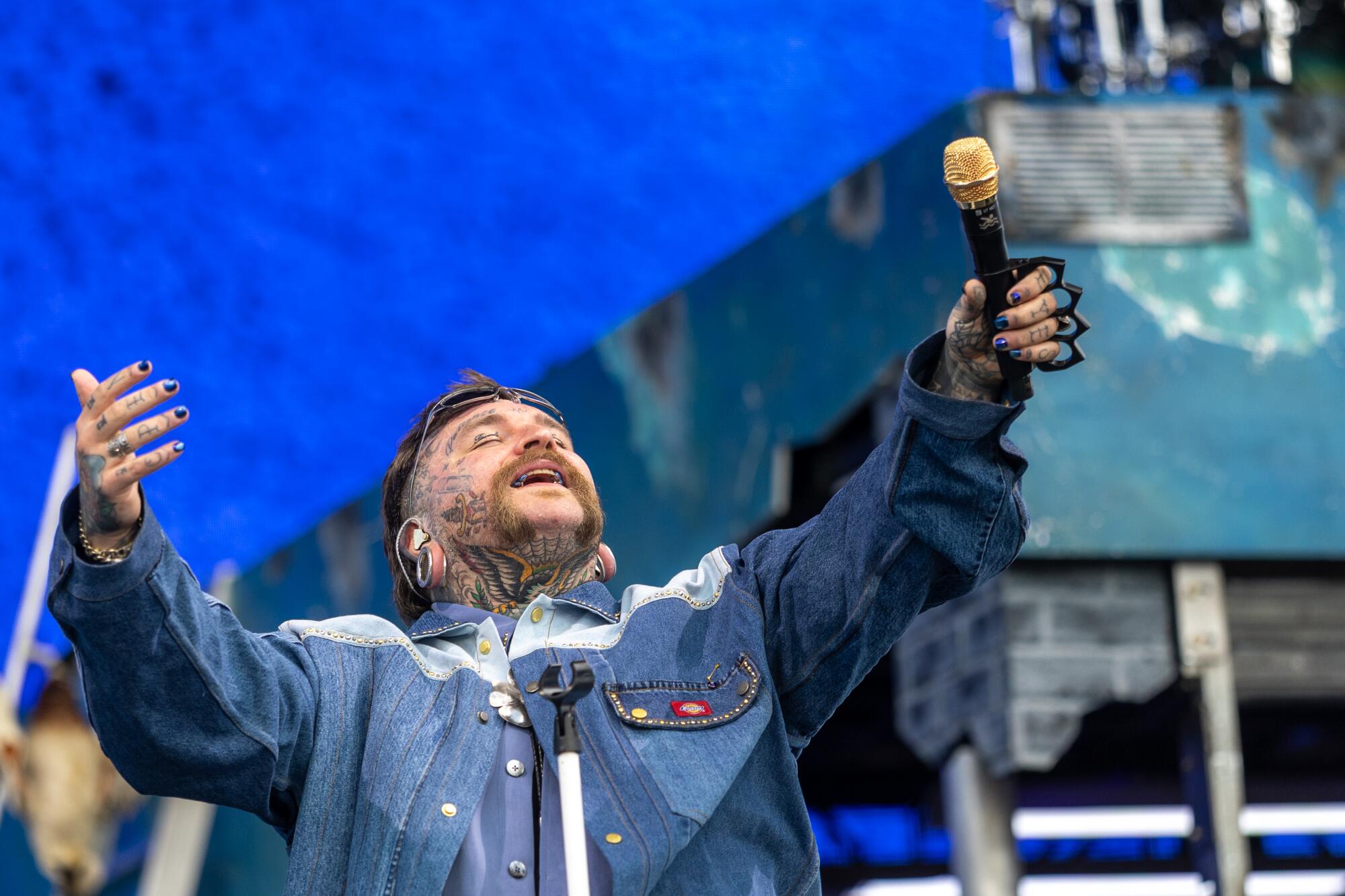 Teddy Swims performs on the Mane Stage during the second day of the Stagecoach 