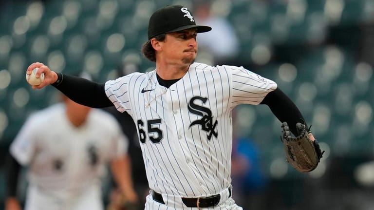 Chicago White Sox starting pitcher Davis Martin (65) throws against...