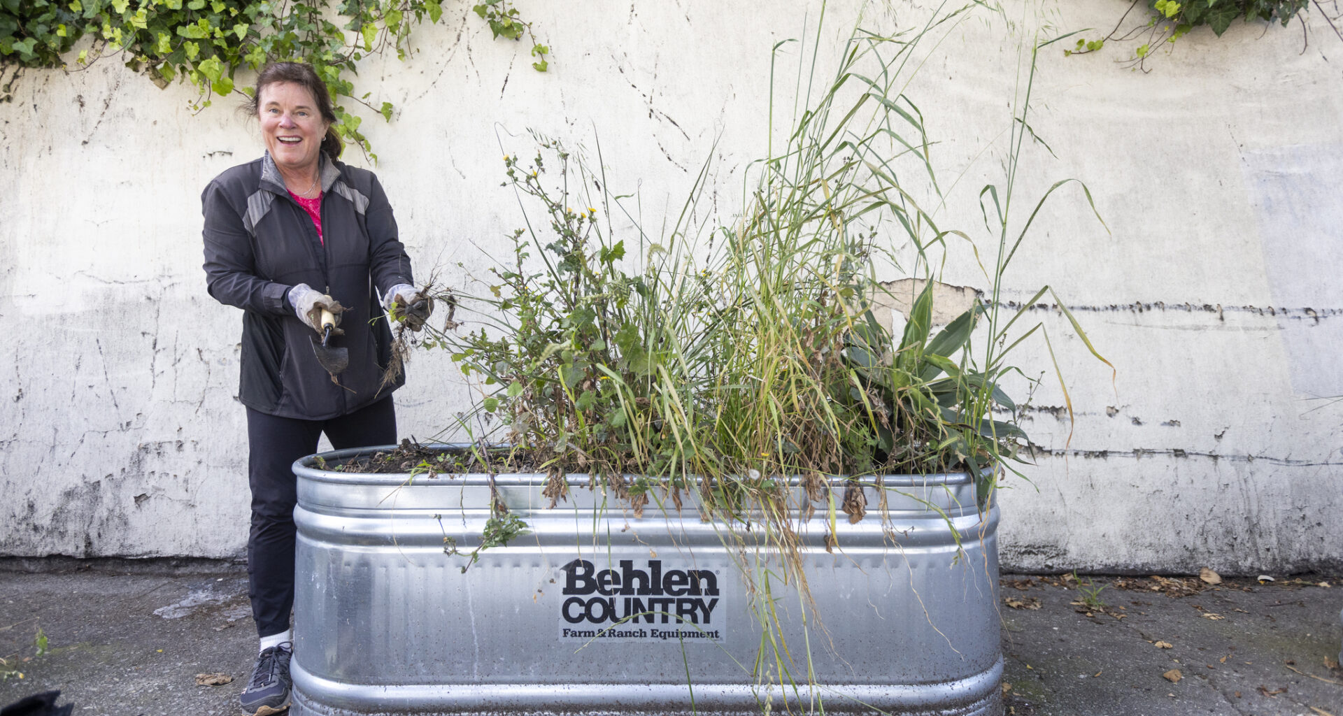 An SF woman with a shovel fixes a neighborhood issue