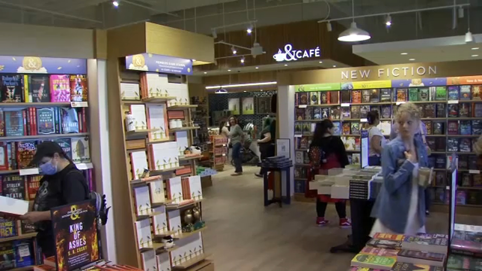 Barnes & Noble holds grand opening for new Clovis location