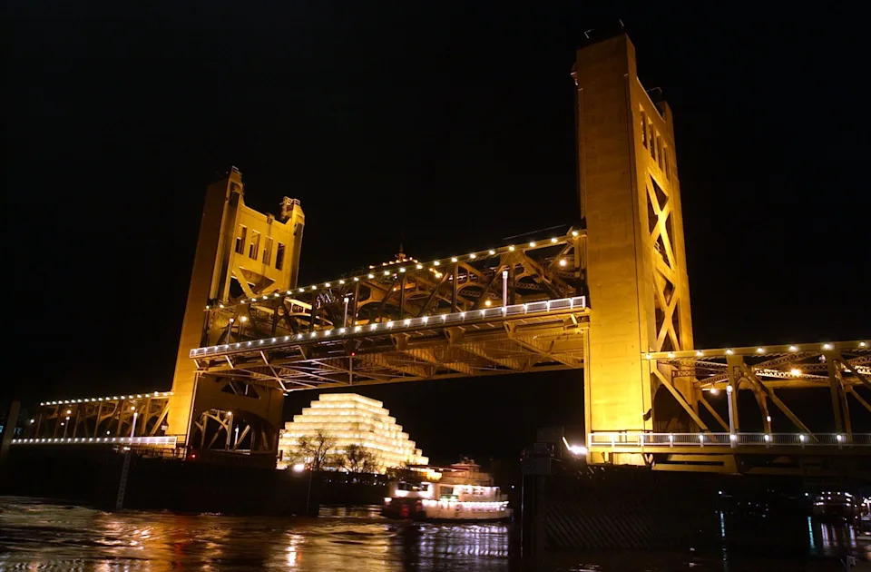 The Tower Bridge connects Capitol Mall on the east in Sacramento over the Sacramento to West Capitol Avenue in West Sacramento.