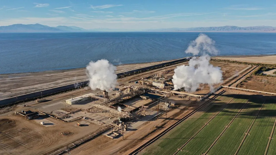  A power plant along the Salton Sea in Calipatria, California. . 