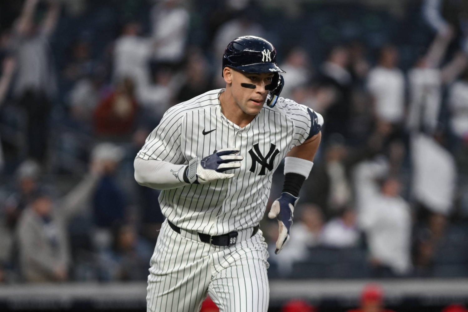 After blasting five homers, Yankees walk off Angels on wild pitch