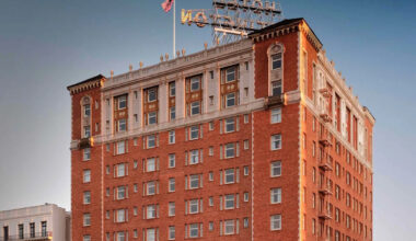 This Elegant San Francisco Hotel Offers Sweeping City Views From Every Room—and a Legendary Restaurant