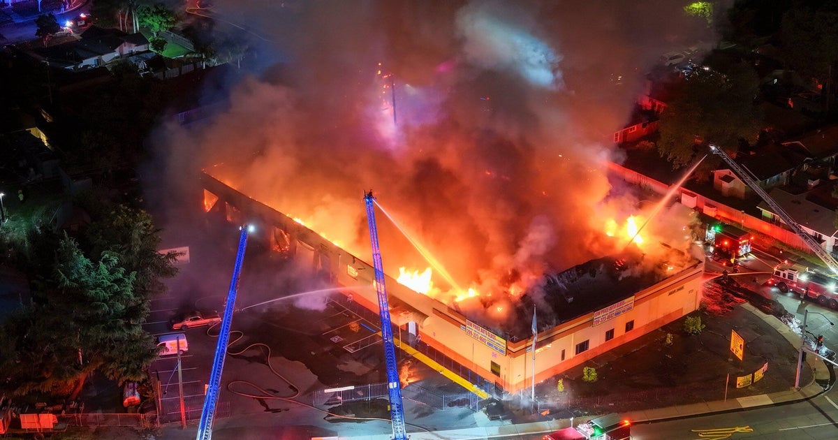 Stockton firefighters extinguish late-night large warehouse fire