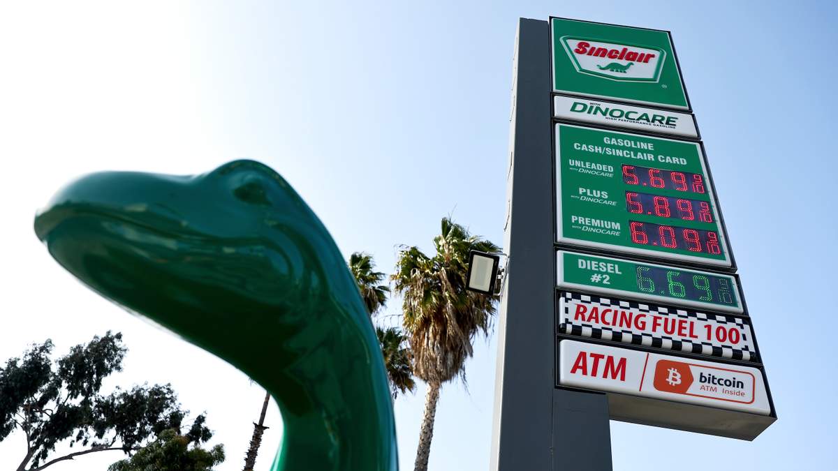 Thieves Rob Gas Station of $10,000 in South Los Angeles