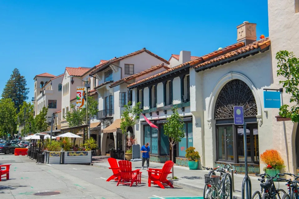 This historic district was originally inhabited by the first professors at Stanford; many of its homes date back to the 1890s. Shutterstock / Wangkun Jia