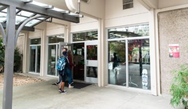 USC students report dirty plates, bugs and bad cake in dining halls – Annenberg Media