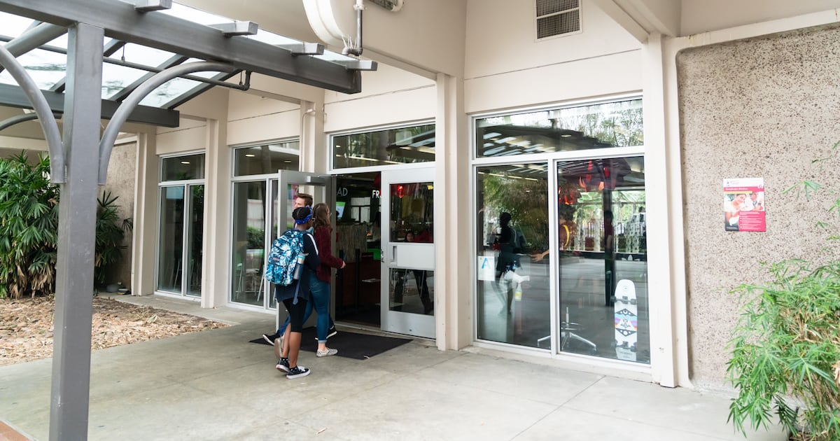 USC students report dirty plates, bugs and bad cake in dining halls – Annenberg Media