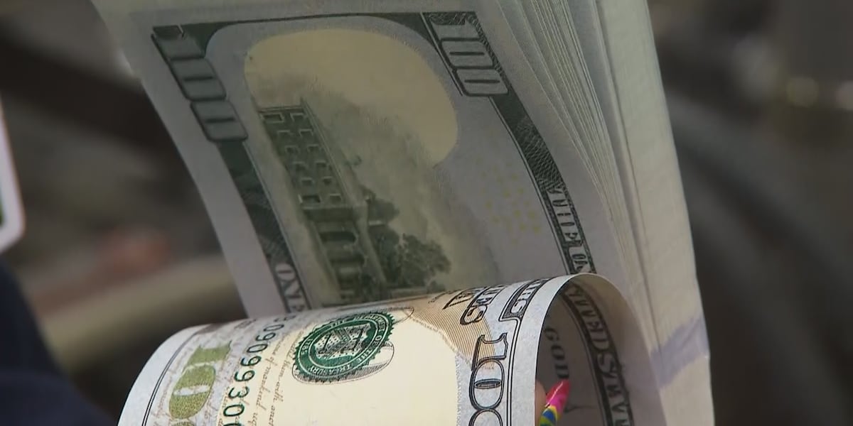 Long Beach postal clerk intervenes in IRS scam after woman tries to mail $25,000 in cash