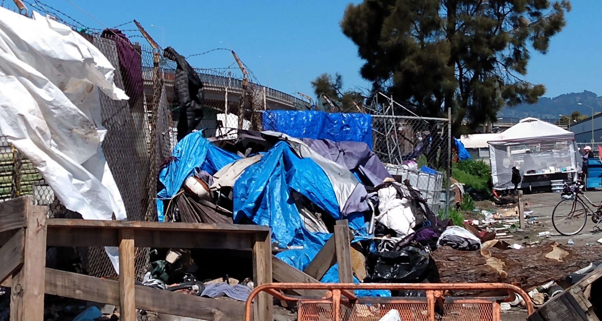 Oakland council approves new policy making it easier to clear homeless encampment