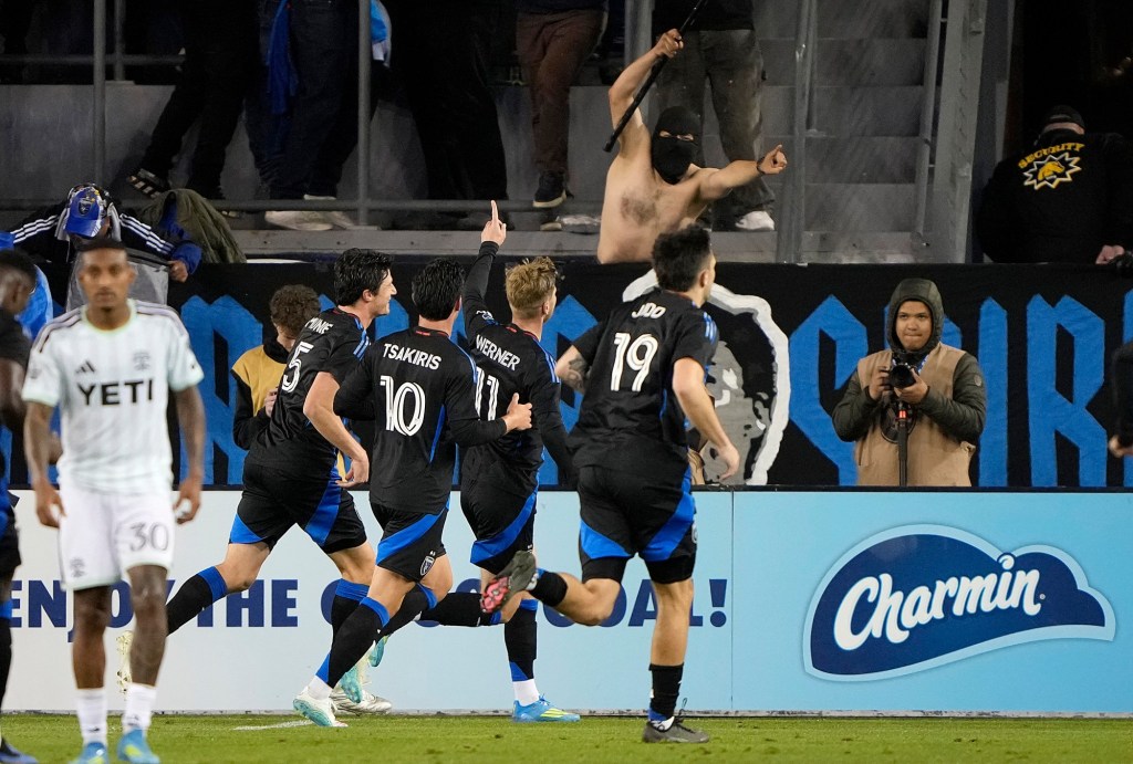 Bruce Arena's San Jose Earthquakes atop MLS standings after Austin beatdown