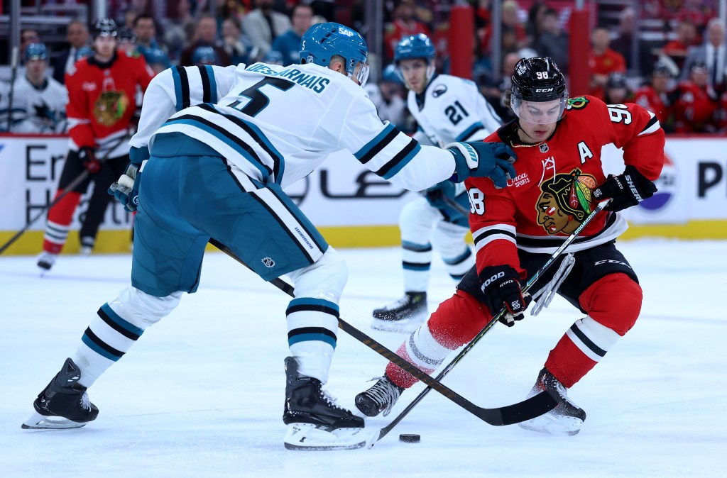 San Jose Sharks blow lead, lose to Chicago Blackhawks at United Center